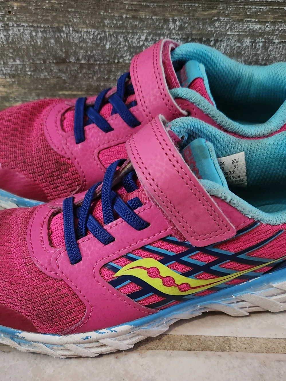 Saucony bright pink